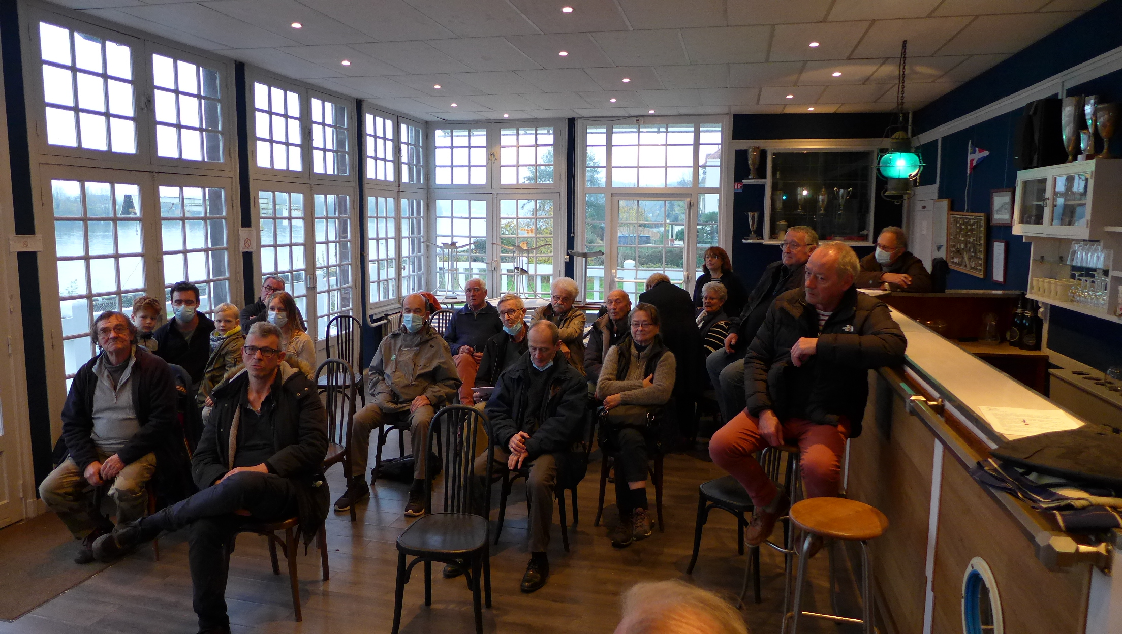 Les membres dans le club House
